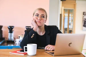 Read more about the article How To Beat Procrastinating At Work: Stop Delaying Important Tasks