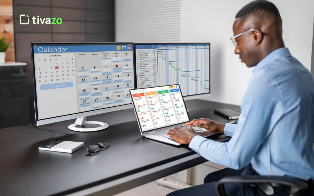 A man using project management software