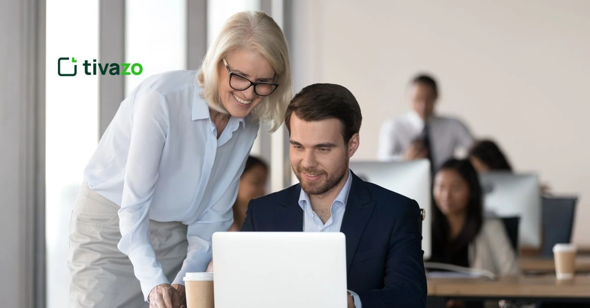 boss looking employee computer activity